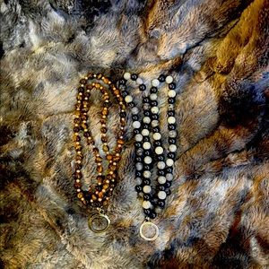 Bead style eyeglass/sunglasses necklace holder.